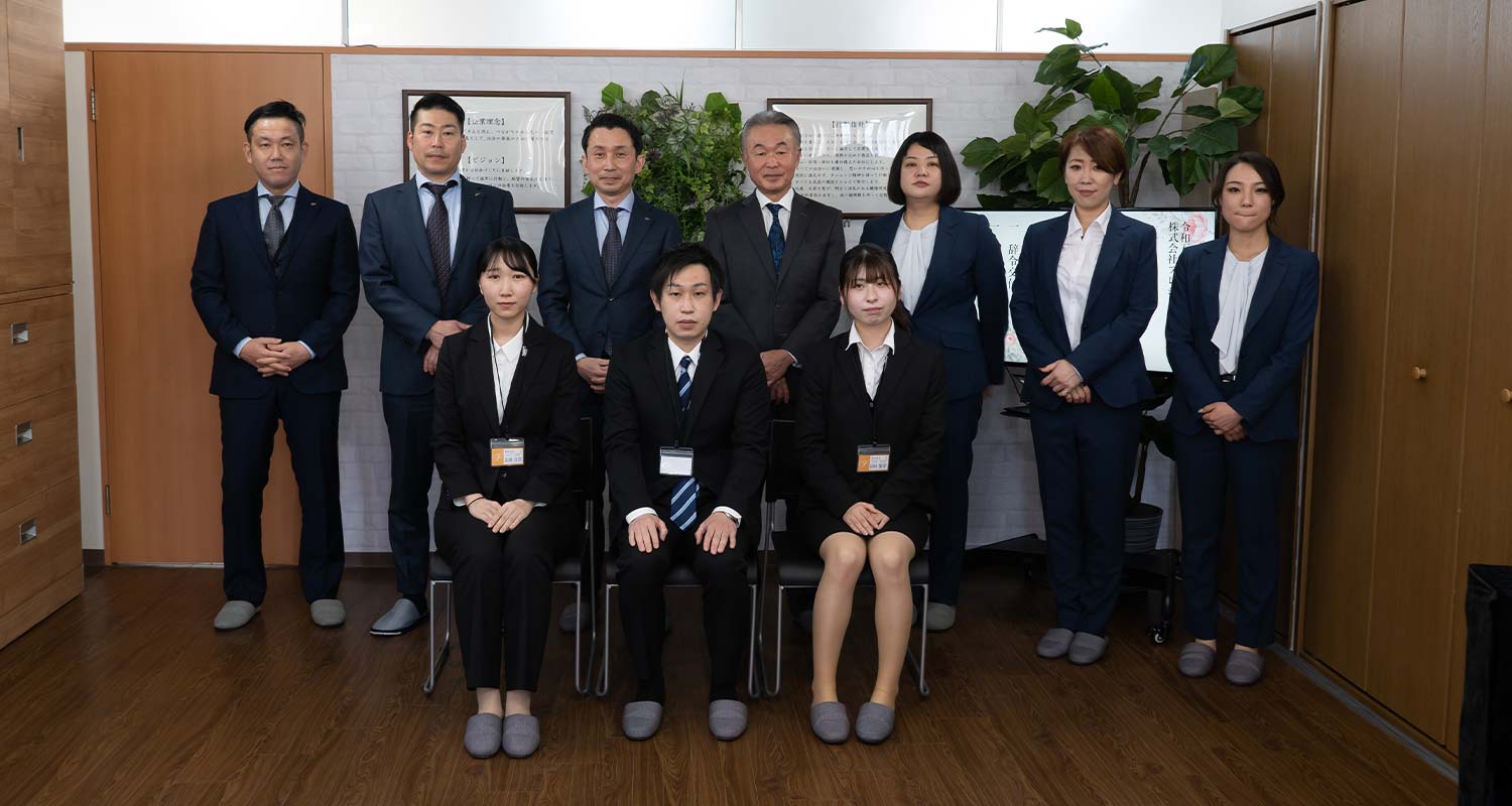 役員、副支社長と新入社員の3人